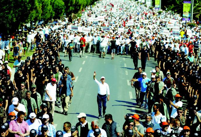 מצעד המחאה של מנהיג האופוזיציה בטורקיה (צילום:  רויטרס)