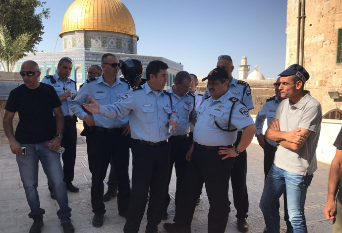 המפכ"ל רוני אלשיך בביקור בזירת הפיגוע בהר הבית (צילום:  דוברות המשטרה)