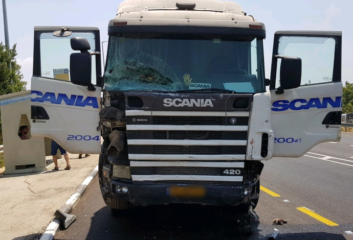 המשאית שהיתה מעורבת בתאונה בצפון (צילום:  אלון קוצ'י, תיעוד מבצע מד"א)