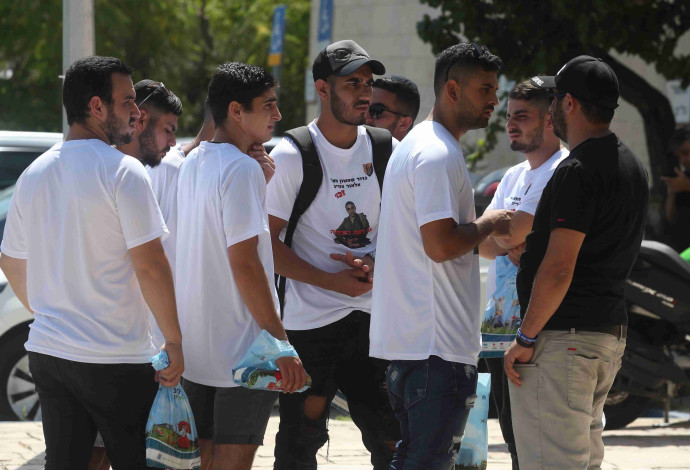 חבריו של אלאור אזריה בשחרורם מצה"ל (צילום:  מרק ישראל סלם)