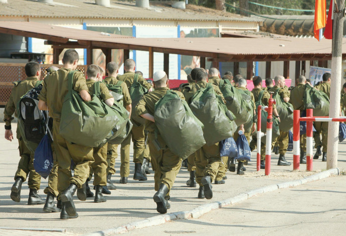 גיוס חיילים בבקו"ם (צילום:  אלי דסה)
