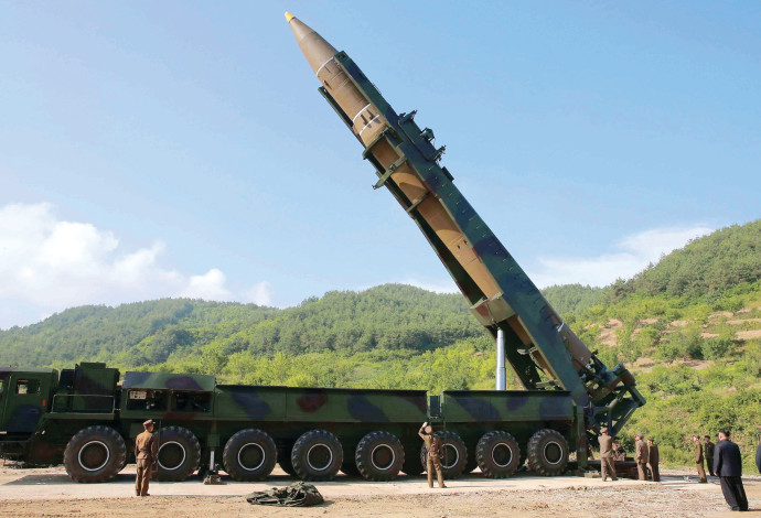 קים ג'ונג און והטיל הבין-יבשתי (צילום:  סוכנות הידיעות הצפון קוריאנית)