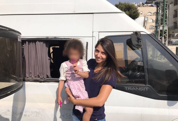 הילדה שנשכחה ברכב הסעות בירושלים (צילום:  דוברות המשטרה)