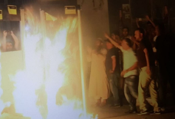 תמונה שמפיצים הפלסטינים - שריפת "מגנומטרים" בבית לחם (צילום:  התקשורת הערבית)