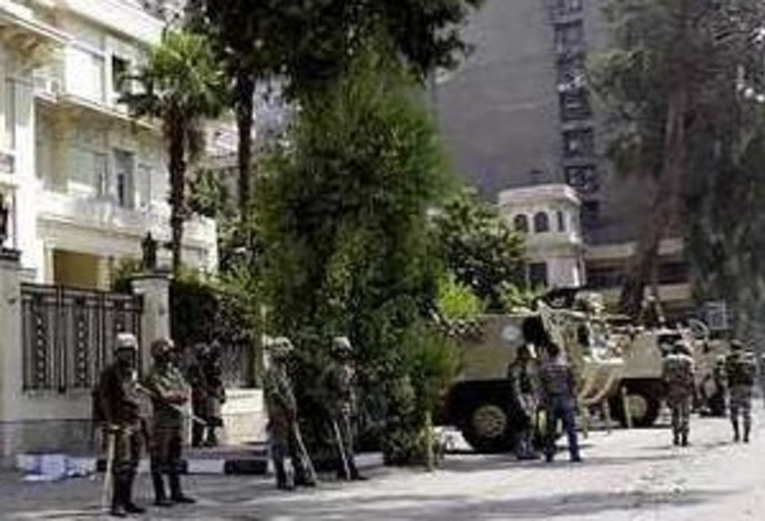 שגרירות ישראל בקהיר שעות לאחר המתקפה (צילום:  AFP)
