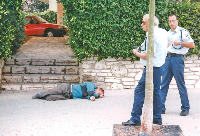 איש שוכב על המדרכה, אילוסטרציה: למצולמים אין קשר לנאמר בכתב (צילום:  נתן זהבי)
