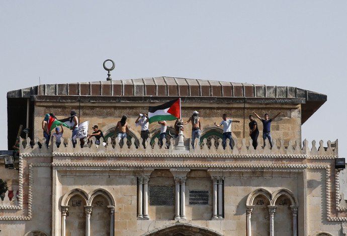 דגל פלסטין במסגד אל אקצה (צילום:  AFP)