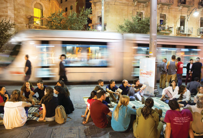 נקודת מפגש מעגלי שיח בכיכר ציון (צילום:  נעם פיינר)