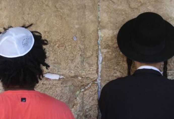 מתפללים בכותל המערבי בתשעה באב  (צילום:  מרק ישראל סלם)