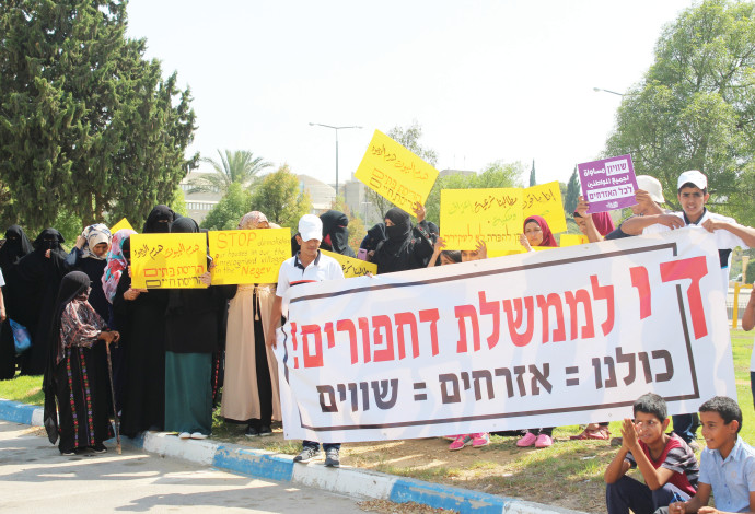 המחאה של תושבי ביר הדאג' מול משרדי הרשות בבאר שבע (צילום:  יאסר עוקבי)