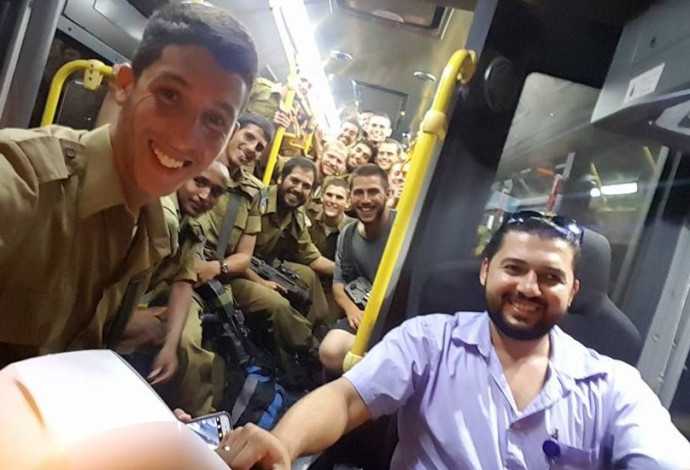 דימה אלצ'יב עם החיילים (צילום:  צילום מסך פייסבוק)