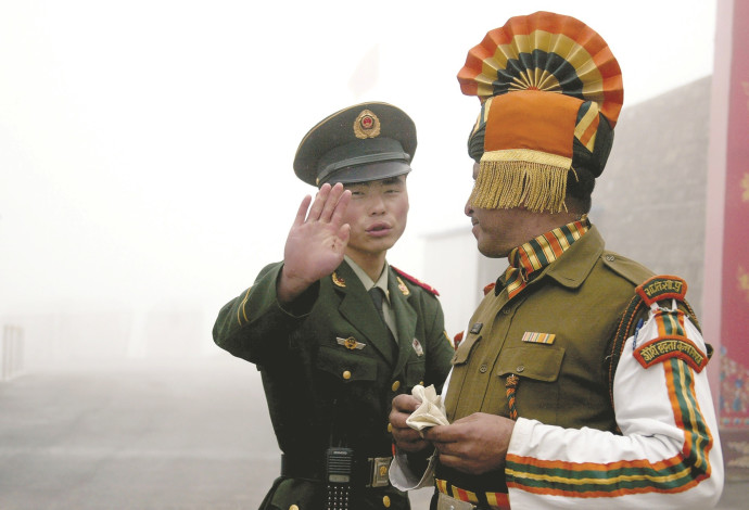 קצין הודי ומקבילו הסיני בגבול טיבט (צילום:  AFP)