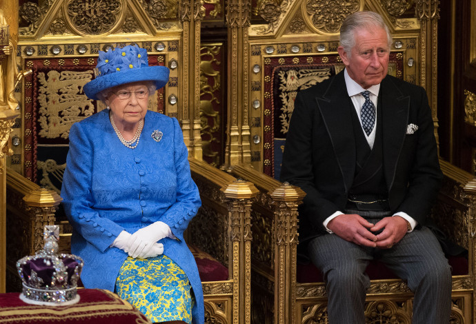 המלכה אליזבת', ובנה, הנסיך צ'ארלס (צילום:  AFP)