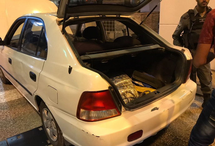 תא מטען של רכב בו נתפס שב"ח (צילום:  דוברות המשטרה)