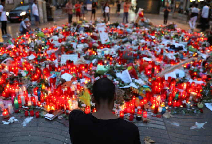 התייחדות לאחר הפיגוע בברצלונה (צילום:  רויטרס)