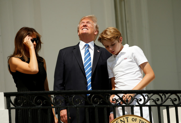 המשפחה הראשונה צופה בליקוי החמה בבית הלבן (צילום:  רויטרס)