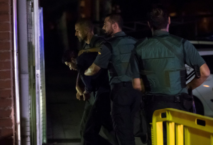 חשוד בתכנון הפיגוע בברצלונה מובא למעצרו (צילום:  רויטרס)