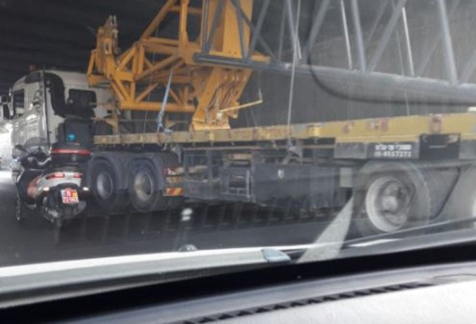 תאונת המשאית בגשר לה גווארדיה (צילום:  שרה ב"ק)