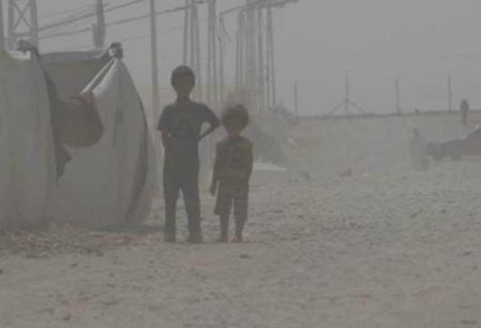 ילדי פליטים במחנה (צילום:  PBS)