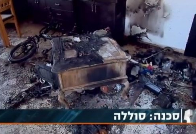 בית שנשרף בראשל"צ לאחר שסוללה של אופניים חשמליים התפוצצה  (צילום:  צילום מסך ערוץ 10)