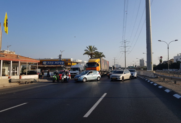 כביש 4 נחסם בשל הפגנת הנכים  (צילום:  דוברות המשטרה)