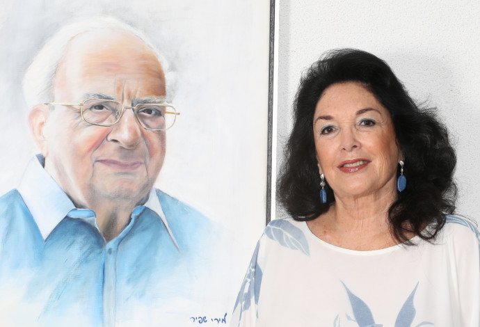 מירי שפיר־נבון עם תמונת בעלה המנוח, הנשיא החמישי יצחק נבון ז"ל (צילום:  מירי צחי)