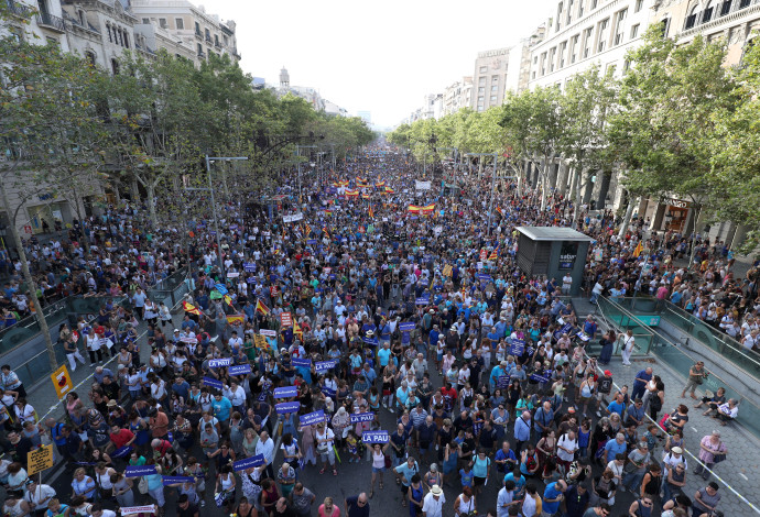 משתתפי הצעדה במרכז ברצלונה (צילום:  רויטרס)