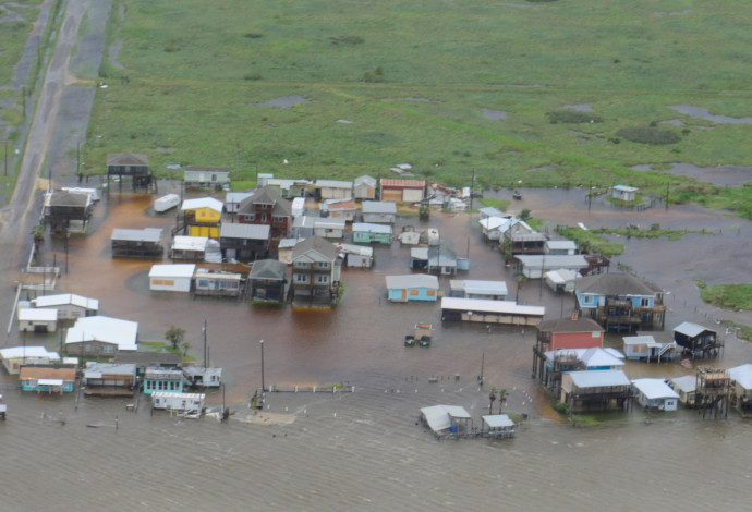 בתים מוקפים במי שיטפונות בטקסס (צילום:  רויטרס)