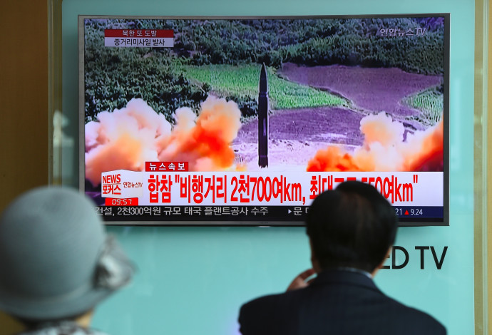 אזרחים יפנים צופים בשיגור של קוריאה הצפונית (צילום:  AFP)