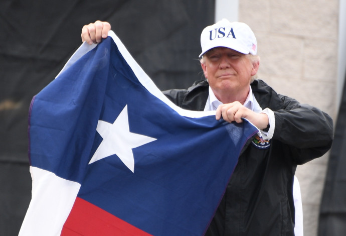 טראמפ מנופף בדגל טקסס (צילום:  AFP)