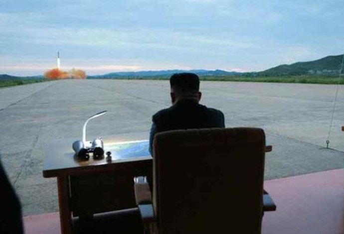 קים ג'ונג-און צופה בשיגור (צילום:  צילום מסך Independent)