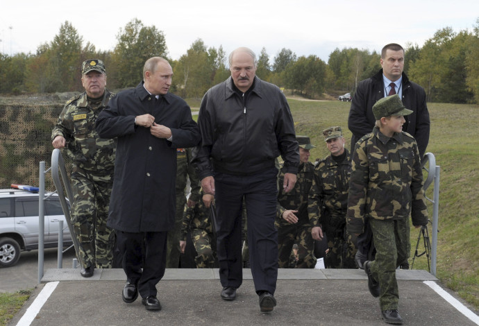 נשיא רוסיה פוטין לצד נשיא בלארוס לוקשנקו בתרגיל "זאפאד" הקודם (צילום:  רויטרס)