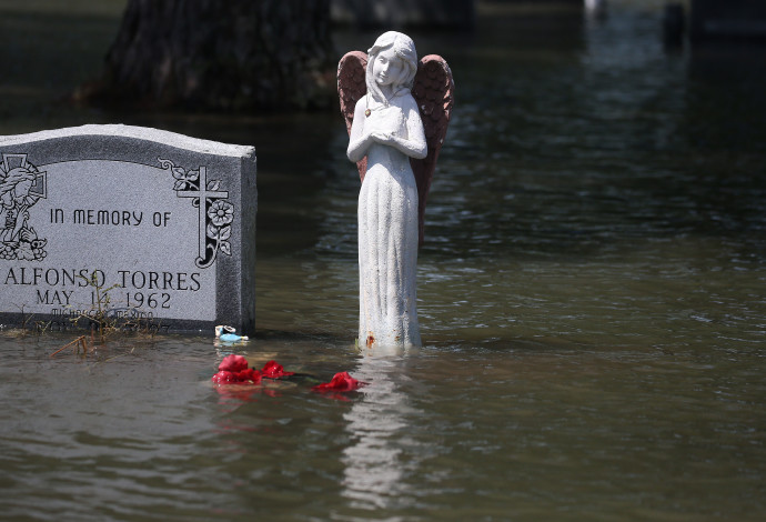 בית קברות מוצף בטקסס בעקבות הוריקן "הארווי" (צילום:  רויטרס)