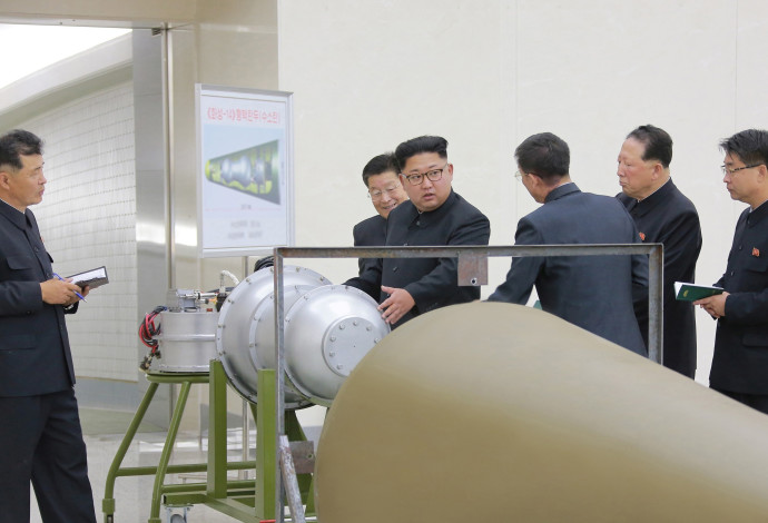 קים ג'ונג און זוכה לסקירה על תוכנית הנשק הגרעיני (צילום:  רויטרס)