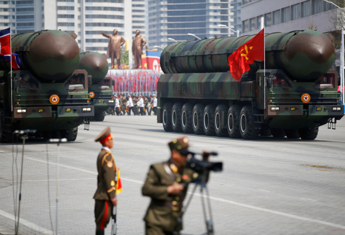 מצעד הצגת טילים בקוריאה הצפונית (צילום:  רויטרס)