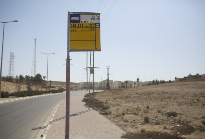 תחנת אוטובוס נטושה (צילום:  ליאור מזרחי, פלאש 90)