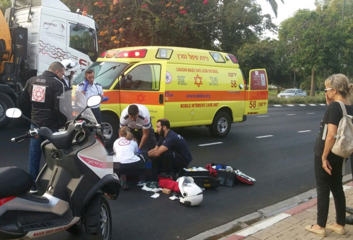  זירת התאונה בה נהרג גבר כבן 70 בתל אביב  (צילום:  תיעוד מבצעי מד"א)