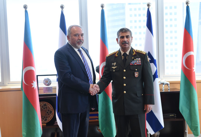שר ההגנה של אזרבייג'ן זאקיר חסנוב ואביגדור ליברמן (צילום:  דנה שרגא, משרד הביטחון)