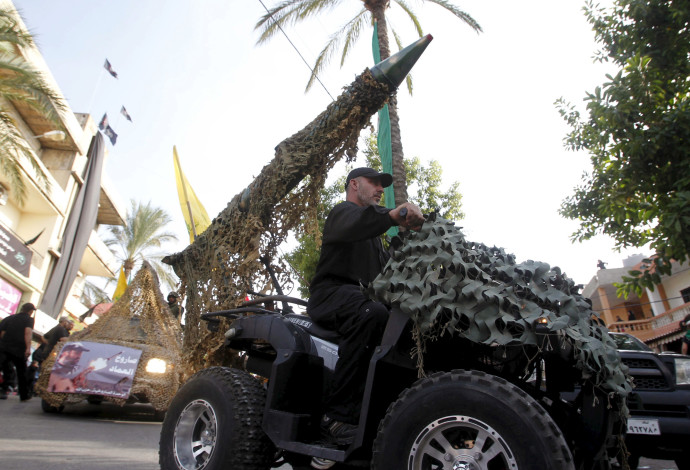פעיל חיזבאללה נוהג ברכב שעליו מוצב טיל (צילום:  רויטרס)