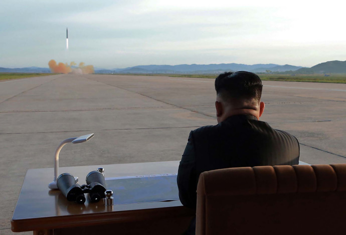 קים ג'ונג און צופה בשיגור טיל (צילום:  AFP)