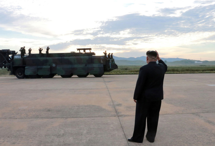 קים ג'ונג און עם חיילי קוריאה הצפונית (צילום:  AFP)