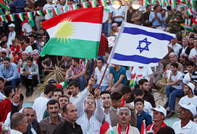 הנפת דגלי ישראל וכורדיסטאן במהלך הפגנה בעיראק למען עצמאות הכורדים (צילום:  רויטרס)
