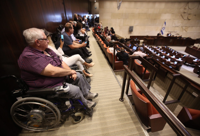 נציגי מאבק הנכים במליאת הכנסת. צילום: מרק ישראל סלם