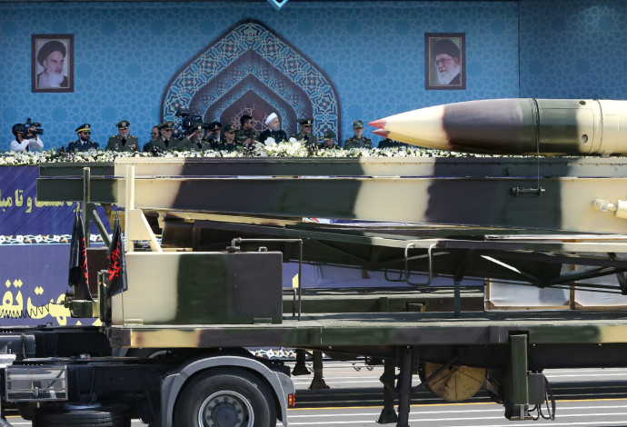 הצגת טיל בליסטי במצעד צבאי באיראן (צילום:  רויטרס)