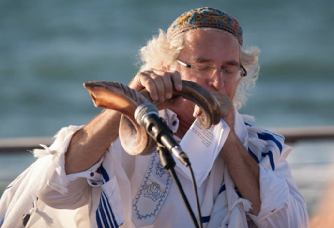 הרב גוטפריד תוקע בשופר (צילום:  "בית תפילה ישראלי")