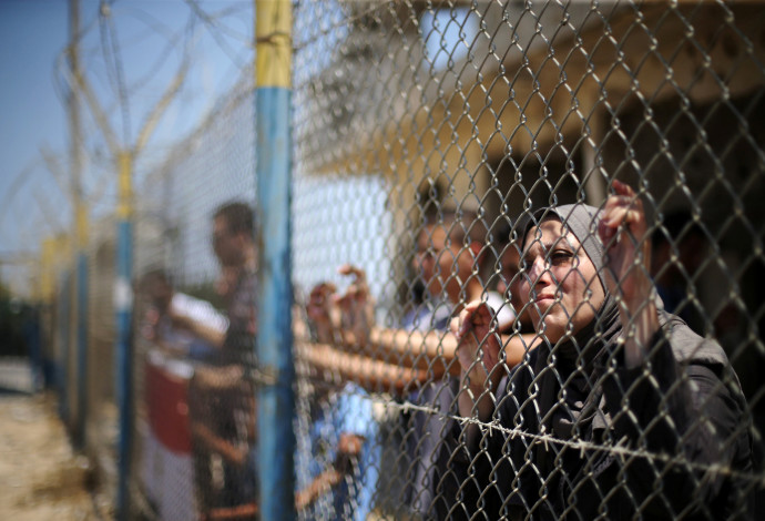 אזרחים בגבול עזה מצרים (צילום:  רויטרס)