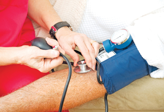 בדיקת לחץ דם (צילום:  ingimage ASAP)