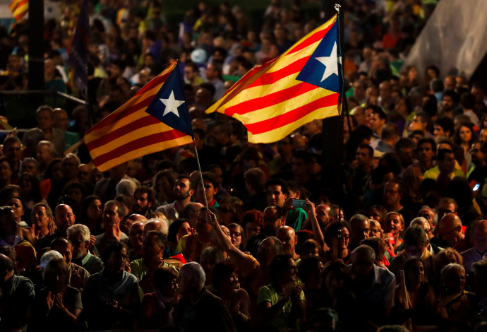 מפגינים למען עצמאות קטלוניה ברחובות ברצלונה (צילום:  רויטרס)