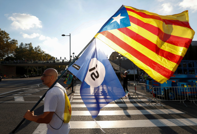 מפגינים למען עצמאות קטלוניה ברחובות ברצלונה (צילום:  רויטרס)
