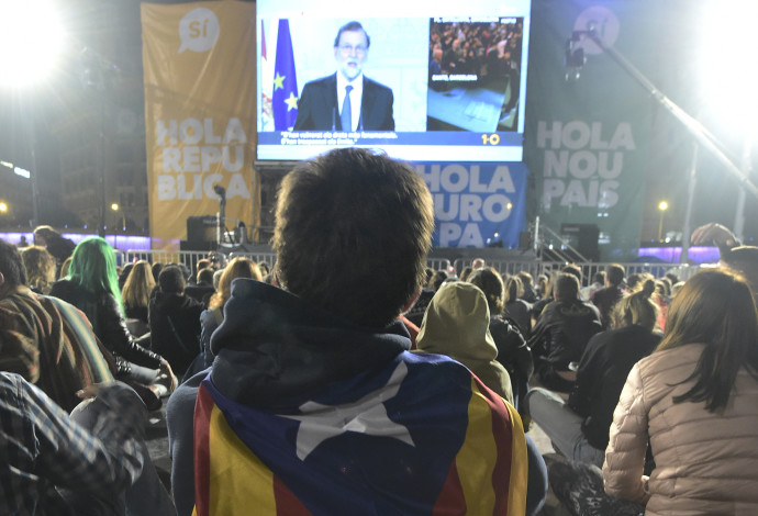 קטלאנים ברחובות ברצלונה צופים בנאום רחוי (צילום:  AFP)
